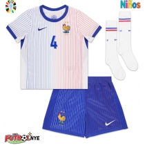Camiseta Francia Dayot Upamecano #4 Visitante Equipación para niños Eurocopa 2024 manga corta (+ pantalones cortos)